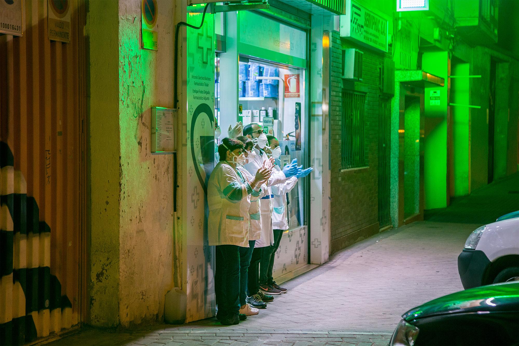Trabajadoras farmacia aplaudiendo